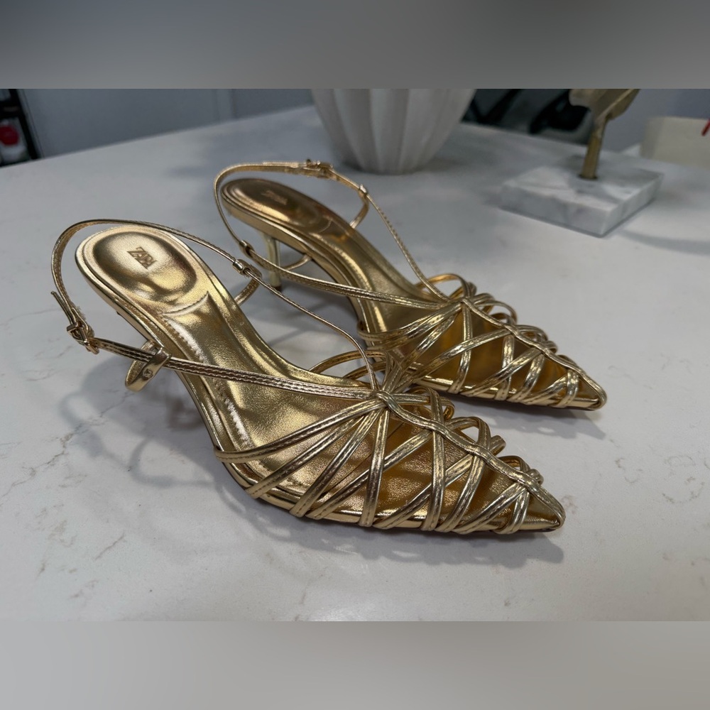 Brand New Zara Gold Kitten Heel Pumps – Size 37